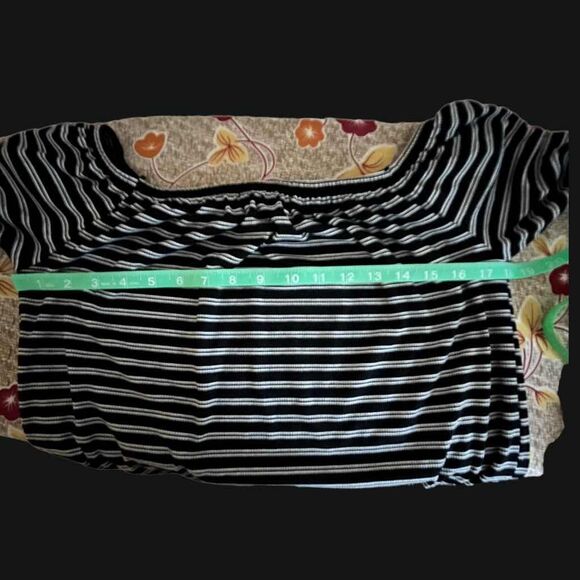 One Clothing Los Angeles Long Sleeve Crop/ Short Striped Top Size Medium - Picture 7 of 8